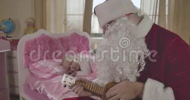 圣诞老人穿着红色服装，假胡子扮演着一个金发白种人的小女孩，睡在后台